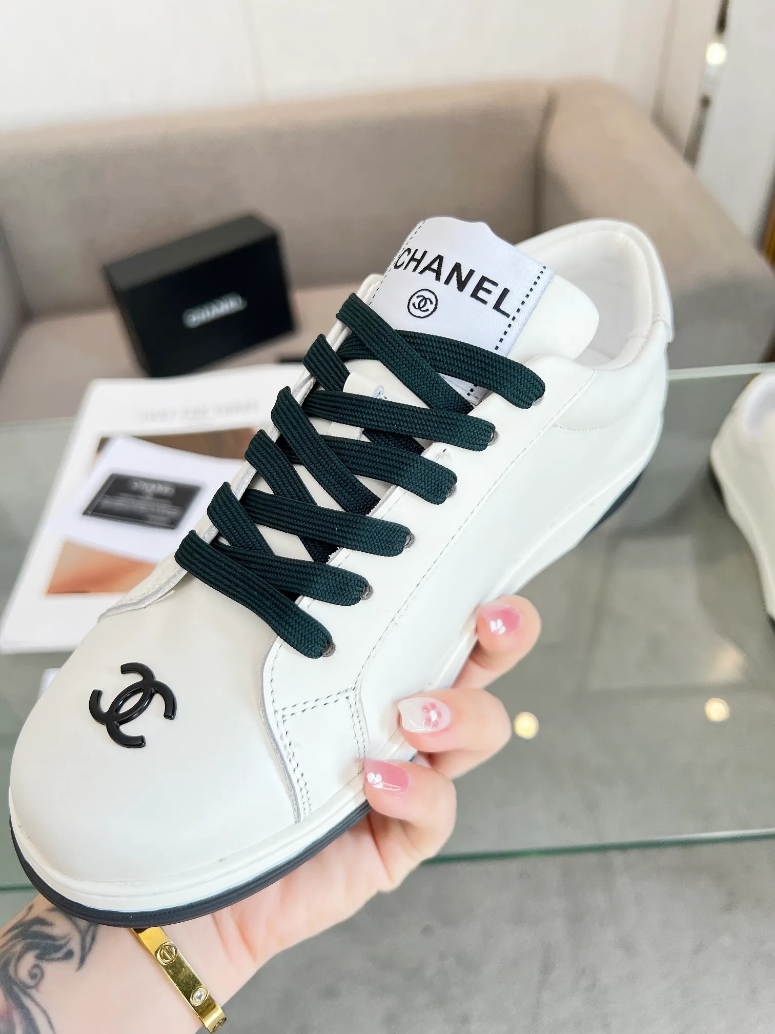 👟👟Ex-factory price 520👟👟Chanel Chanel 24SF latest model full leather panda color white shoes casual sports shoes skateboard shoes original purchase and development production Xiaoxiang C Home Another super popular item in the counter, loved by Internet celebrity bloggers and sisters, and various praises on social platforms. It is very popular, has a high texture, is breathable and super spring and summer. Seeing this issue always arouses the inner desire of girls for fashion. The latest suede material, classic black and white color, full of fashionable feeling on the feet, easy to care for. Fabric: Original customized imported cowhide material. Lining: Customized soft sheepskin lining. Sole: Original molded TPU non-slip outsole. Bottom thickness: 2.5CM. Size: Women's size 35-40 (custom-made sizes 40 are non-refundable)